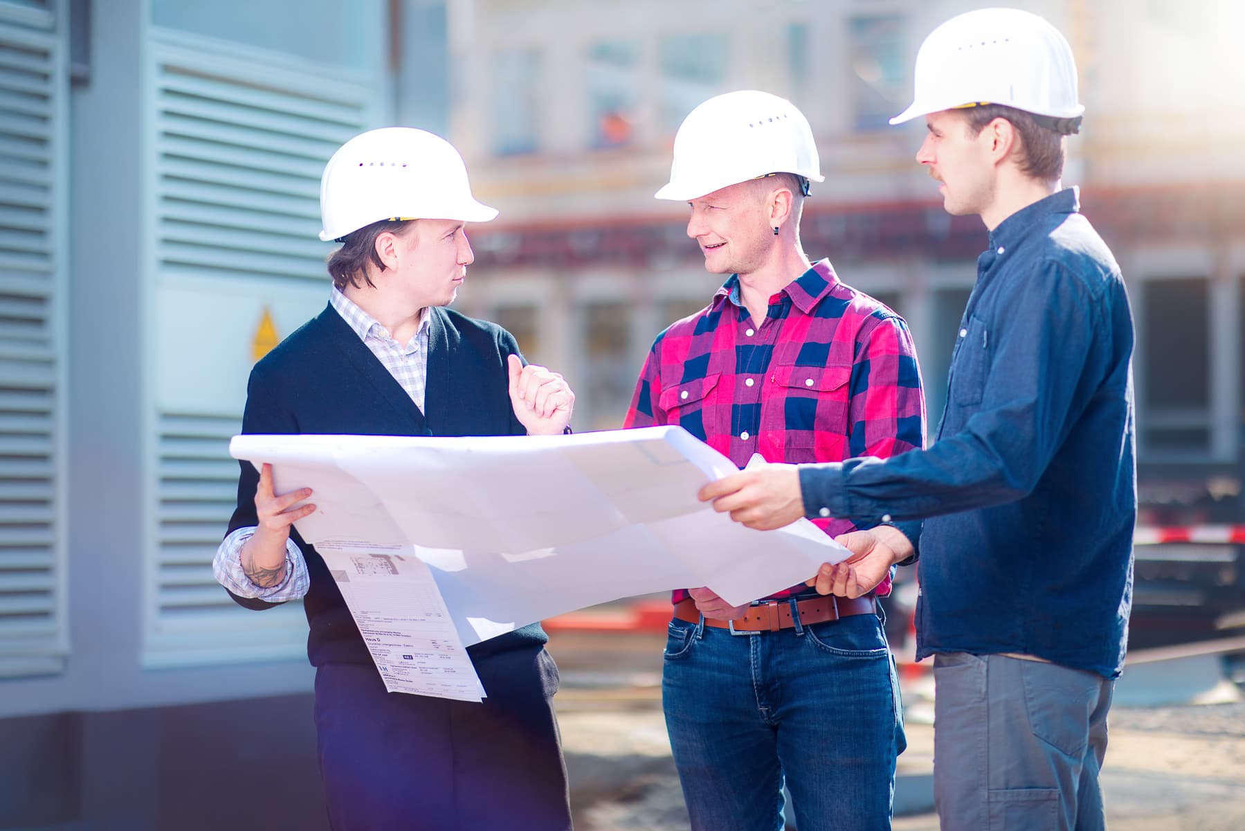 Bauleitung mit Bauplan im Gespräch auf der Baustelle – IK-Ingenieurbüro Knoblich Dresden