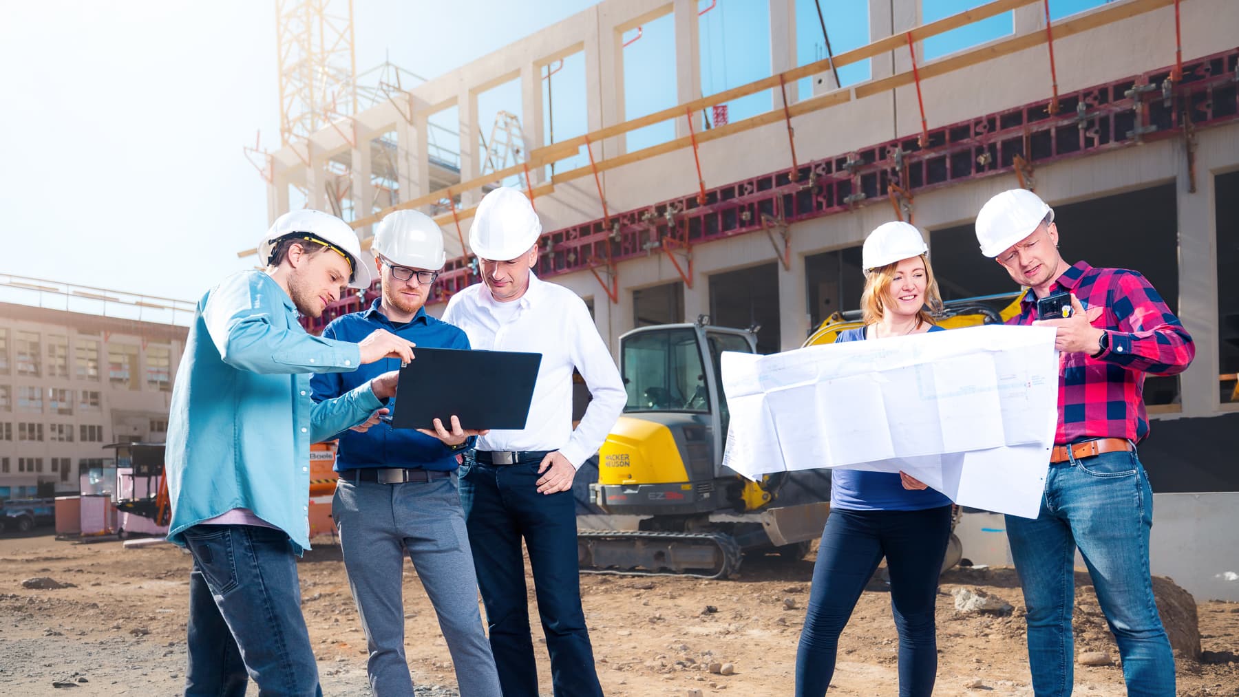 TGA-Team des IK-Ingenieurbüro Knoblich vor einem Rohbau in Dresden