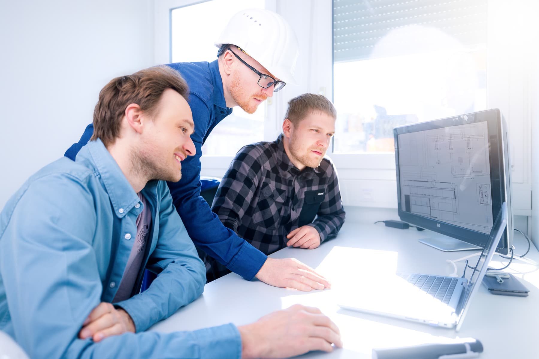 Bauleitung des IK-Ingenieurbüro Knoblich bei der CAD-Begutachtung im Team in Dresden