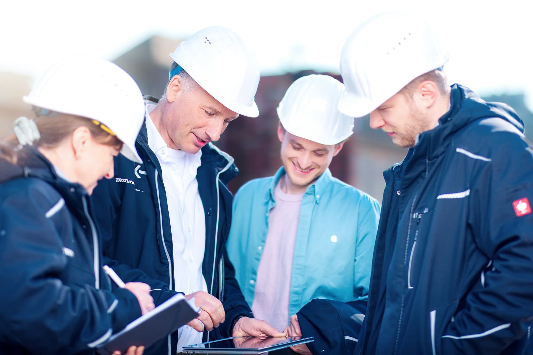 Bauleitung des IK-Ingenieurbüro Knoblich mit Tablet auf der Baustelle in Dresden