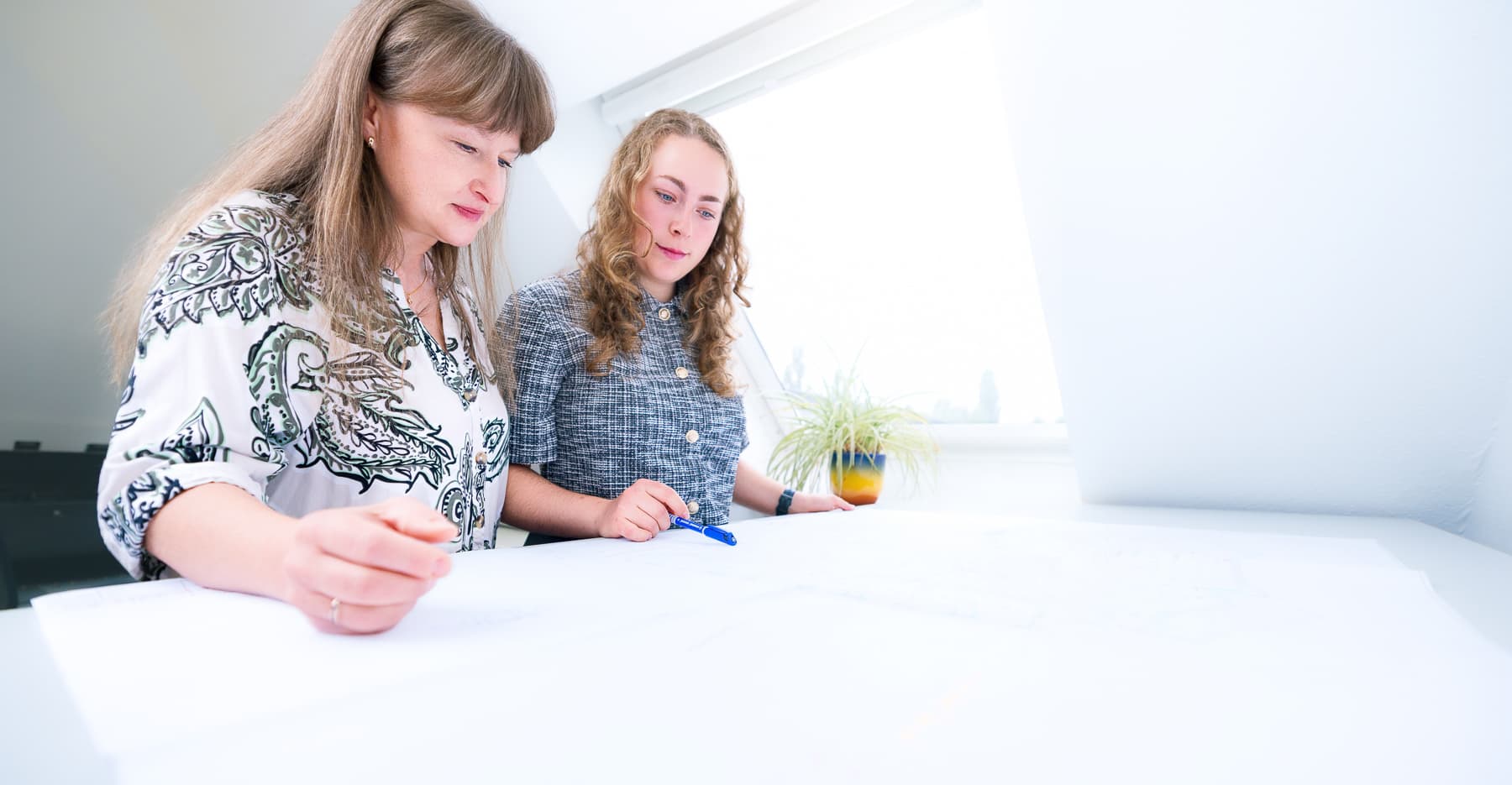 Zwei Fachplanerinnen des IK-Ingenieurbüro Knoblich bei der Bauplan-Besprechung in Dresden